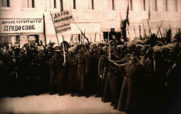Trên đại lộ Liteiny ở Petrograd, tháng 2 năm 1917 (Dòng chữ trên cửa hàng “'Đồng hồ, vàng và bạc” được đổi thành “Chúng ta đấu tranh vì quyền lợi của mình”, trên lá cờ xuất hiện dòng chữ “Đả đảo chế độ quân chủ, nước cộng hòa muôn năm). - Sputnik Việt Nam