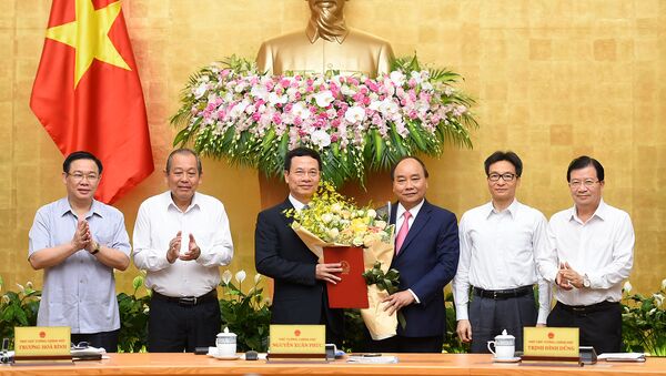 Thủ tướng Nguyễn Xuân Phúc trao Quyết định giao quyền Bộ trưởng Bộ Thông tin và Truyền thông cho đồng chí Nguyễn Mạnh Hùng - Sputnik Việt Nam