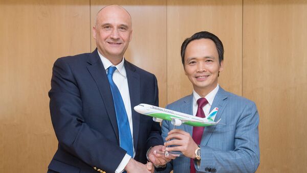 Ông Eric Schulz và ông Trịnh Văn Quyết bên mô hình máy bay A321NEO. - Sputnik Việt Nam
