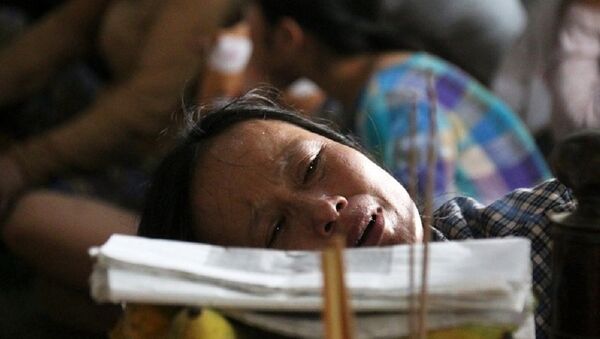 Người thân khóc ngất bên thi thể vợ chồng ông Nguyền - Sputnik Việt Nam