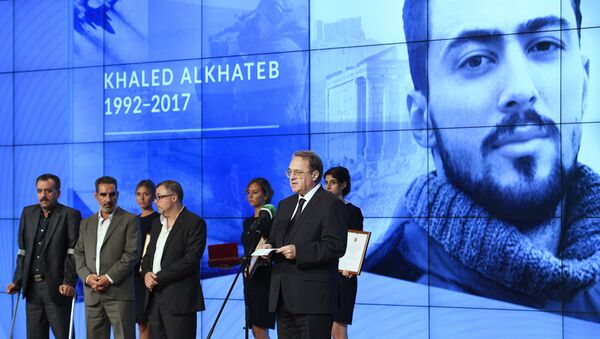Kênh truyền hình RT nêu tên những người đầu tiên đoạt giải Khaled Alkhateb Memorial Awards - Sputnik Việt Nam