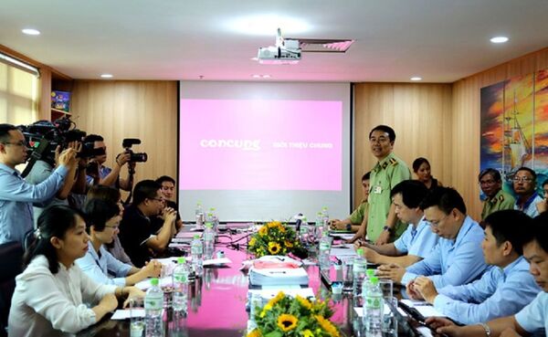 Đại diện Con Cưng làm việc với Quản lý thị trường Đại diện Con Cưng làm việc với Quản lý thị trường - Sputnik Việt Nam