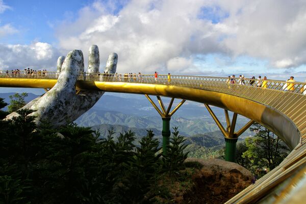 Cầu Vàng dài 150 mét trên khu nghỉ mát Ba Na Hills, Đà Nẵng, Việt Nam - Sputnik Việt Nam