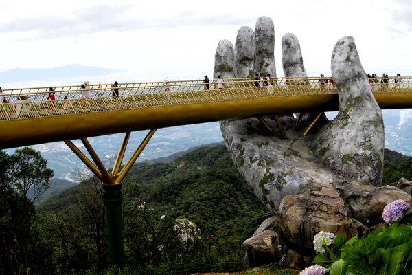 Cầu Vàng dài 150 mét trên khu nghỉ mát Ba Na Hills, Đà Nẵng, Việt Nam - Sputnik Việt Nam