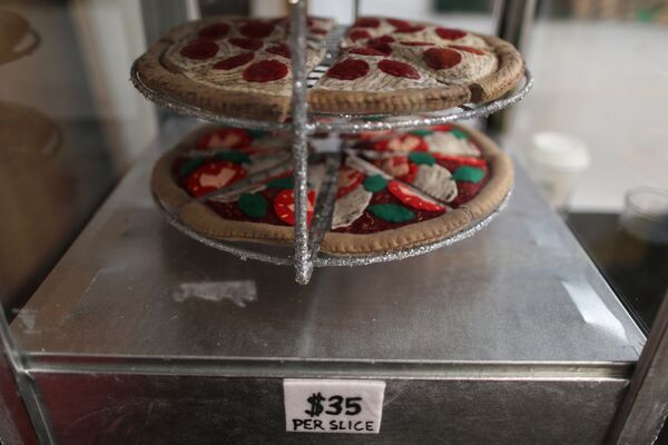Pizza làm bằng chất liệu nỉ trong siêu thị nghệ thuật của nữ nghệ sĩ người Anh Lucy Sparrow ở Los Angeles, Hoa Kỳ - Sputnik Việt Nam