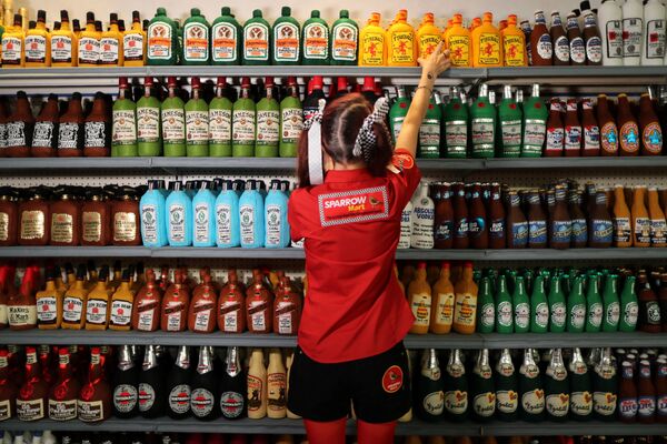 Nữ nghệ sĩ người Anh Lucy Sparrow xếp lại chai rượu trên kệ trong siêu thị, nơi mọi thứ được làm từ chất liệu nỉ, ở Los Angeles, Hoa Kỳ - Sputnik Việt Nam