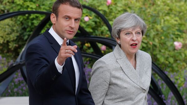 Tổng thống Pháp Emmanuel Macron và Thủ tướng Anh Theresa May - Sputnik Việt Nam