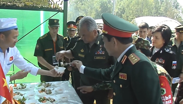 Đây là phản ứng của Bộ trưởng Quốc phòng Nga khi nếm thử nem do các chiến sĩ Việt Nam làm - Sputnik Việt Nam