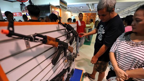 Súng AK-47 tại triển lãm vũ khí quân sự và thể thao tại Manila, Philippines - Sputnik Việt Nam