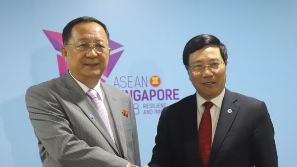 Ngày 3/8/2018, bên lề Hội nghị Bộ trưởng Ngoại giao ASEAN tại Singapore, Phó Thủ tướng, Bộ trưởng Ngoại giao Phạm Bình Minh đã có cuộc gặp song phương với Bộ trưởng Ngoại giao Triều Tiên Ri Yong Ho. - Sputnik Việt Nam
