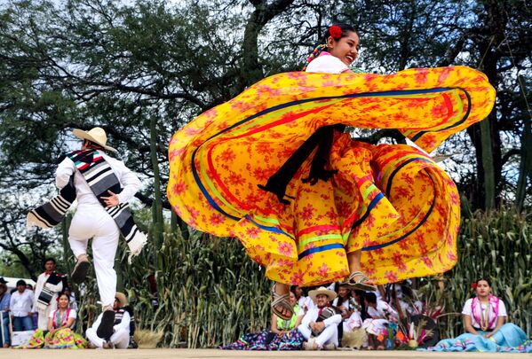 Vũ công biểu diễn ở quảng trường thành phố trong lễ hội Guelaguetza ở Mexico - Sputnik Việt Nam