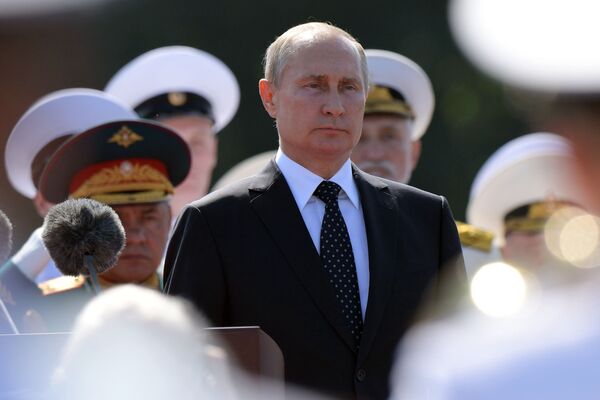 Tổng thống Vladimir Putin tại lễ kỷ niệm Ngày Hải quân Nga ở St. Petersburg - Sputnik Việt Nam