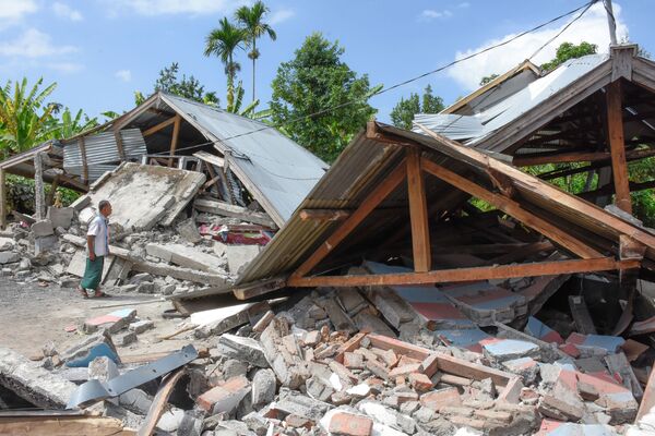 Những ngôi nhà đổ sau trận động đất mạnh tại Lombok, Indonesia - Sputnik Việt Nam