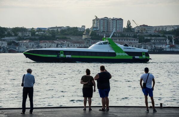 Chuyến đi đầu tiên của tàu chở khách ven biển tốc độ cao Kometa 120M giữa Sevastopol và Yalta - Sputnik Việt Nam