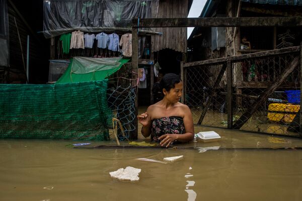 Người phụ nữ trên một con phố bị ngập lụt ở vùng Bago (Myanmar) - Sputnik Việt Nam