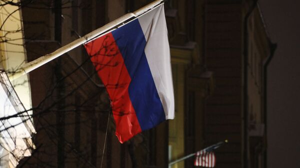 Флаги России и США на здании посольства США - Sputnik Việt Nam