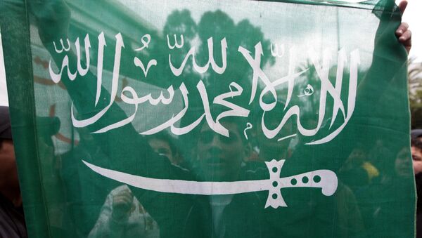 Ливанские протестующие с флагом Саудовской Аравии, Бейрут - Sputnik Việt Nam