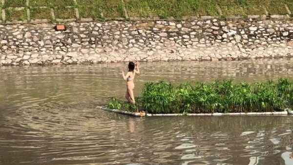 Cô gái cởi đồ bơi ra giữa sông Tô Lịch nhảy nhót - Sputnik Việt Nam