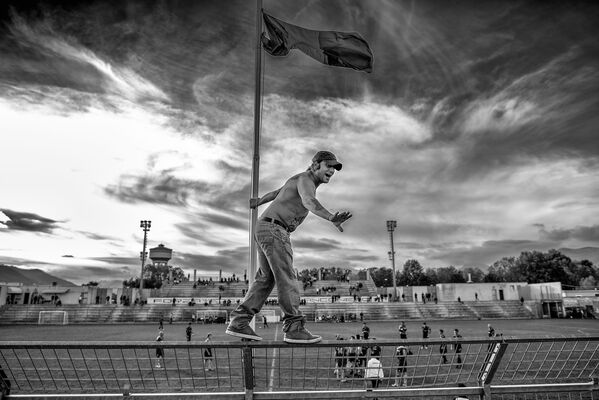 Bức ảnh Ultras do nhà nhiếp ảnh người Ý Andrea Alai thực hiện, chiếm vị trí đầu tiên thể loại Loạt ảnh thể thao trong cuộc thi mang tên Andrei Stenin - Sputnik Việt Nam