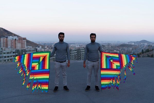 Ảnh Sinh đôi do nhà nhiếp ảnh Iran Shiva Khademi thực hiện, vị trí đầu tiên trong hạng mục Loạt ảnh chân dung. Anh hùng trong thời đại chúng ta trong cuộc thi mang tên Andrei Stenin - Sputnik Việt Nam