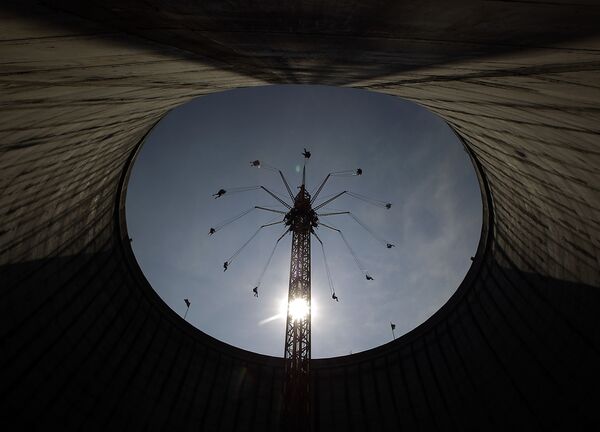 Đu quay trong công viên giải trí Wunderland Kalkar tại nhà máy điện hạt nhân cũ ở thành phố Kalkar (Đức) - Sputnik Việt Nam