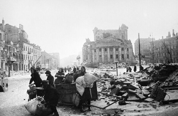 Cư dân Warsaw trên các đường phố đổ nát sau khi thành phố được giải phóng khỏi quân chiếm đóng Đức - Sputnik Việt Nam
