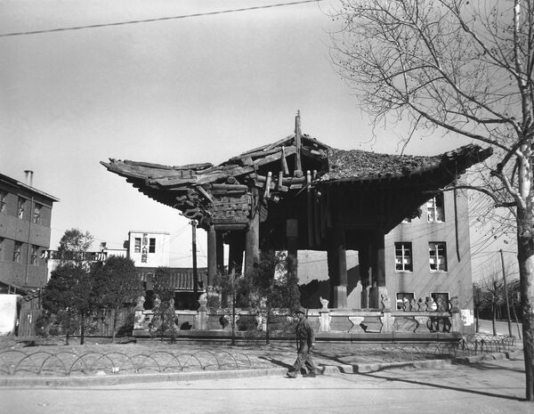 Một người lính gần ngôi đền bị phá hủy ở trung tâm Seoul, Hàn Quốc, tháng 3 năm 1951 - Sputnik Việt Nam