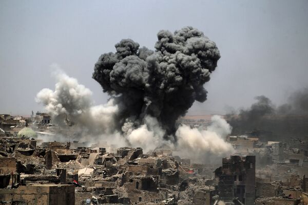 Khói từ các cuộc không kích của liên quân do Mỹ dẫn đầu giáng xuống Mosul, Iraq - Sputnik Việt Nam