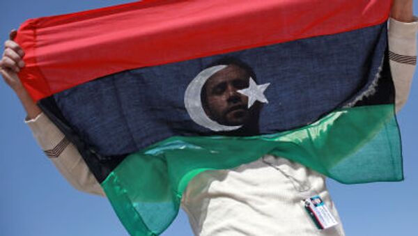 Житель Бенгази с флагом Ливии - Sputnik Việt Nam