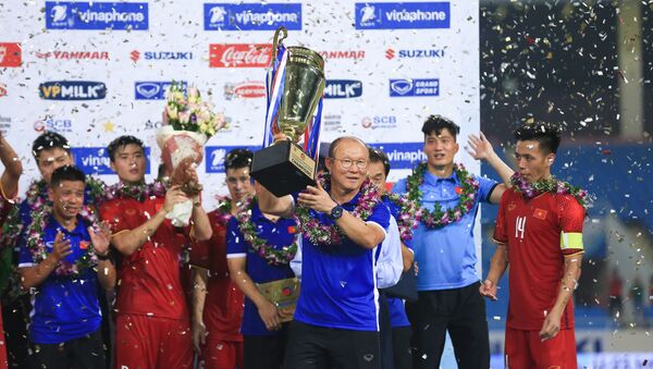HLV trưởng Park Hang-seo nâng cao chiếc cúp vô địch trong niềm vui của các tuyển thủ U23 Việt Nam. - Sputnik Việt Nam