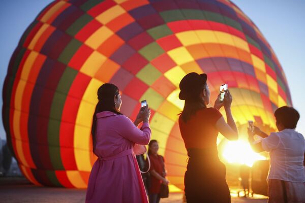 Khách du lịch cạnh quả khinh khí cầu ở Cappadocia, Thổ Nhĩ Kỳ - Sputnik Việt Nam