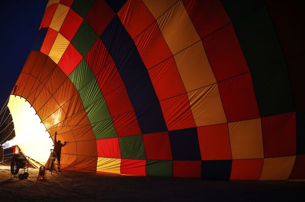 Công việc chuẩn bị trước chuyến bay bằng khinh khí cầu trên miền đất Cappadocia, Thổ Nhĩ Kỳ - Sputnik Việt Nam