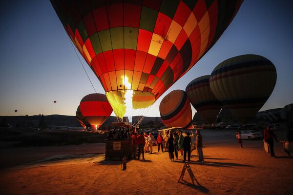 Công việc chuẩn bị trước chuyến bay bằng khinh khí cầu trên miền đất Cappadocia, Thổ Nhĩ Kỳ - Sputnik Việt Nam