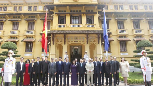 Phó Thủ tướng, Bộ trưởng Bộ Ngoại giao Phạm Bình Minh với các đại biểu dự lễ Thượng cờ ASEAN. - Sputnik Việt Nam