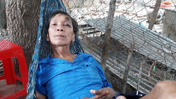 Ông Sự (cha nạn nhân) đập đầu vào tường khi nghe tin con gái bị giết, giấu xác dưới chậu kiểng - Sputnik Việt Nam
