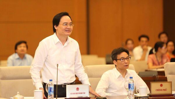 Bộ trưởng Bộ Giáo dục và Đào tạo Phùng Xuân Nhạ phát biểu tiếp thu ý kiến. - Sputnik Việt Nam