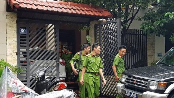Cơ quan công an rời khỏi nhà ông Phan Ngọc Thạch sau khi khám xét. - Sputnik Việt Nam