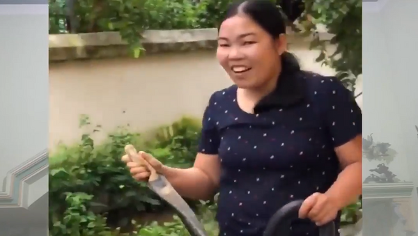 Cô giáo vùng cao tay không bắt rắn hổ mang - Sputnik Việt Nam