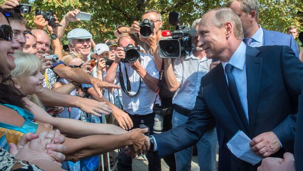 Tổng thống Nga Vladimir Putin giao lưu với nhân dân địa phương  khi thăm  Sevastopol - Sputnik Việt Nam