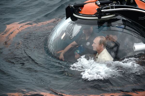 Tổng thống Nga Vladimir Putin dùng tiềm thủy đĩnh lặn xuống quan sát con tàu cổ đắm ở đáy biển vùng Sevastopol - Sputnik Việt Nam