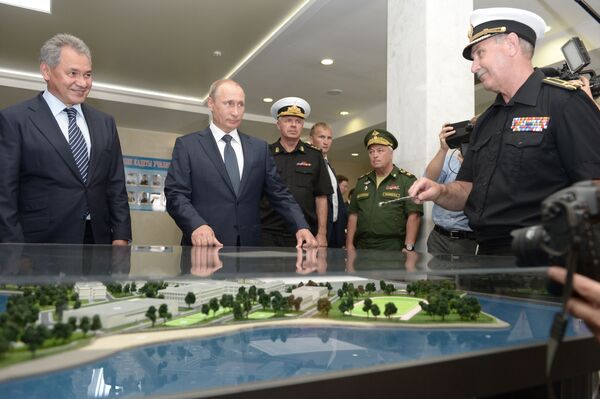 Tổng thống Vladimir Putin và Bộ trưởng Quốc phòng Sergei Shoigu thăm Trường quân sự  Sevastopol - Sputnik Việt Nam