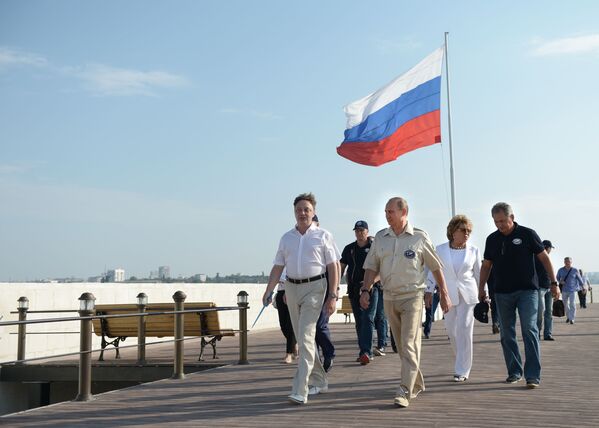 Tổng thống Vladimir Putin, Chủ tịch Hội đồng LB Valentina Matvienko và Bộ trưởng Quốc phòng  Sergei Shoigu trong chuyến thăm làm việc ở Crưm - Sputnik Việt Nam