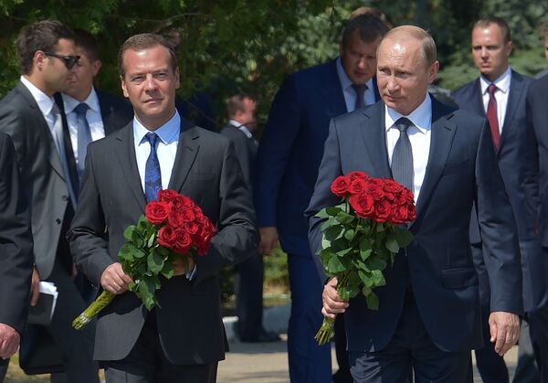 Tổng thống Vladimir Putin và Thủ tướng Dmitry Medvedev đặt hoa ở Ngọn lửa vĩnh cửu tôn vinh lòng dũng cảm và vinh quang các thế hệ ở Sevastopol - Sputnik Việt Nam