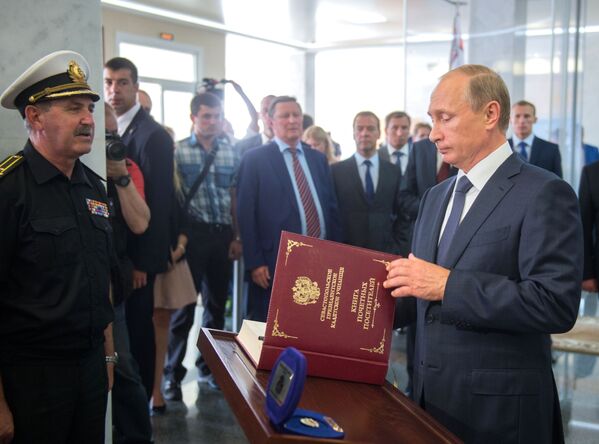 Tổng thống Nga Vladimir Putin trong thời gian chuyến thăm Trường quân sự Sevastopol ở Crưm - Sputnik Việt Nam