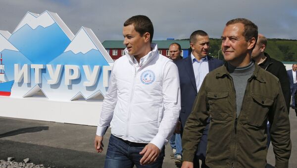 Thủ tướng Nga Dmitry Medvedev trong thời gian chuyến thăm đảo Iturup ở Nam Kuril - Sputnik Việt Nam