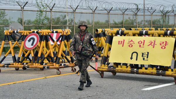 Binh sĩ Hàn Quốc bên chướng ngại vật ở trạm kiểm soát thuộc thành phố Paju ven biên - Sputnik Việt Nam