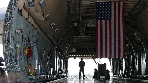 A serviceman stands inside the US military transport aircraft C-5 Galaxy - Sputnik Việt Nam