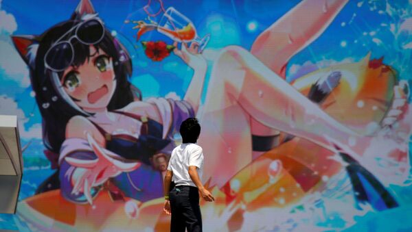 Người đàn ông nhìn lên màn hình đường phố xem phim hoạt hình ở Tokyo, Nhật Bản - Sputnik Việt Nam
