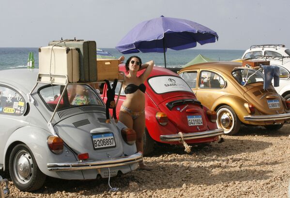 Các thành viên CLB xe cổ Volkswagen trên bãi biển thành phố Naqoura, Lebanon - Sputnik Việt Nam