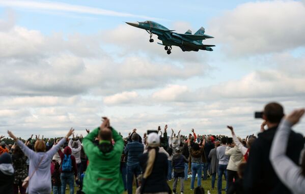 Máy bay Su-34 biểu diễn tại lễ hội hàng không Chúng ta ở đâu – nơi đó có chiến thắng! tại khu vực Novosibirsk - Sputnik Việt Nam